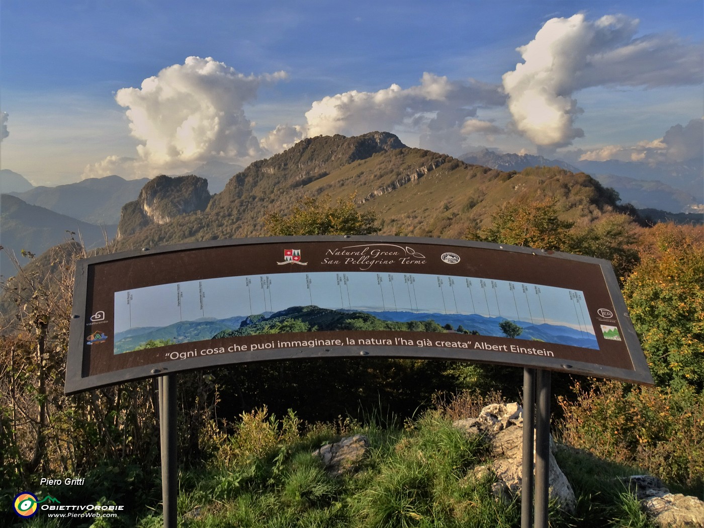 73 Piastra con  mappa esplicativa panorama monti dal Pizzo Cerro.JPG